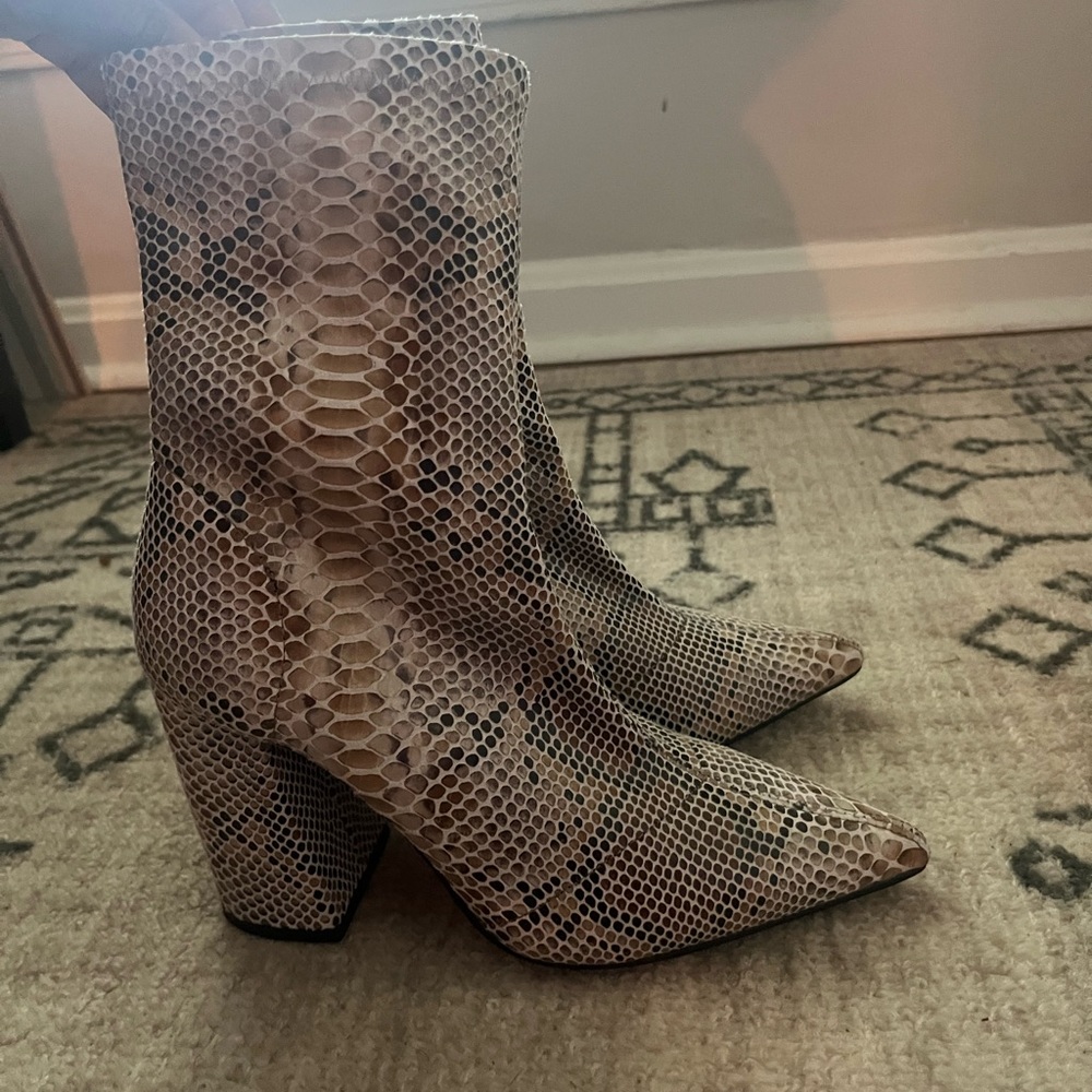 Shake print boots